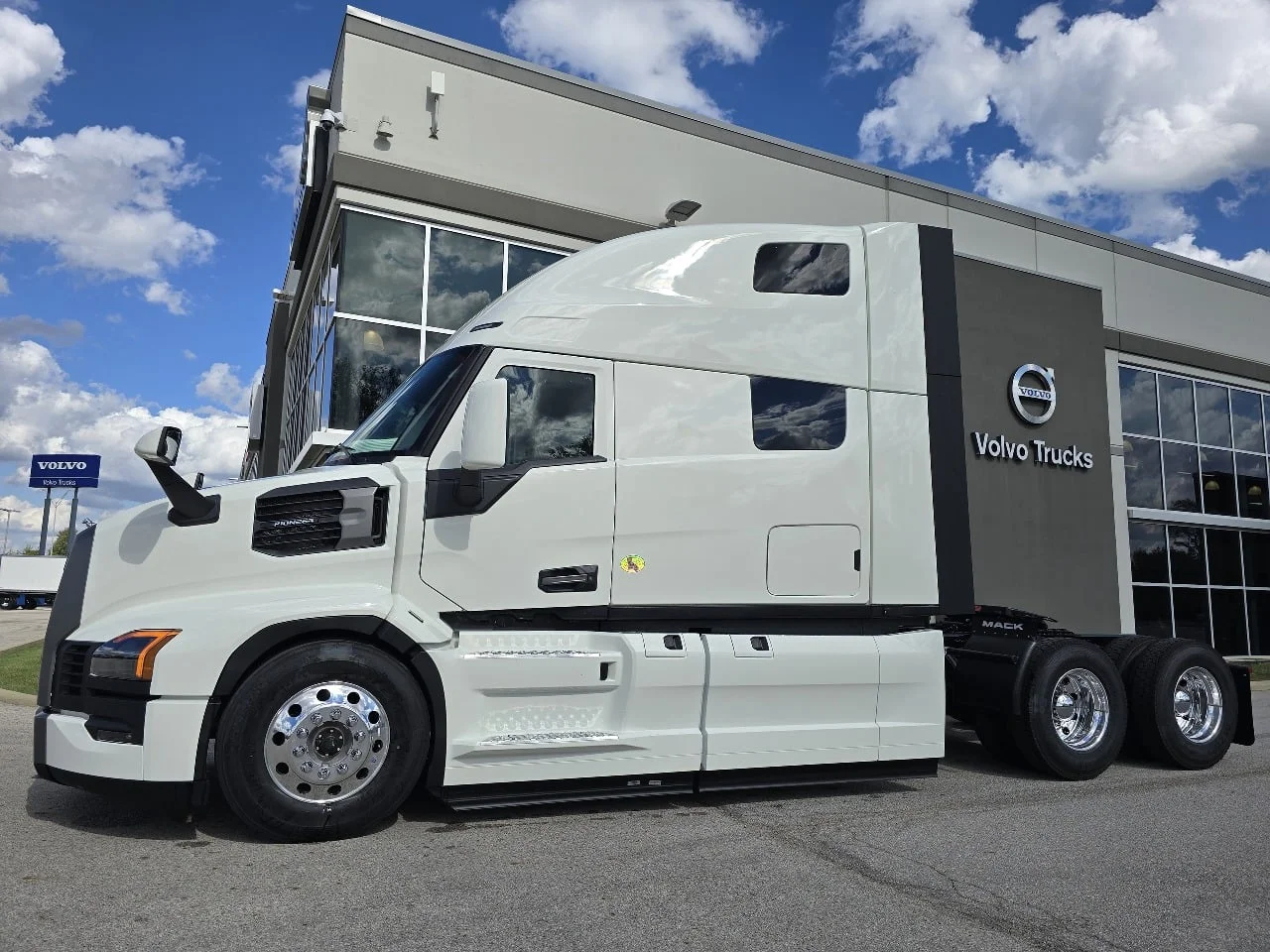 2026 Mack Pinnacle in Toledo, OH — photo 2