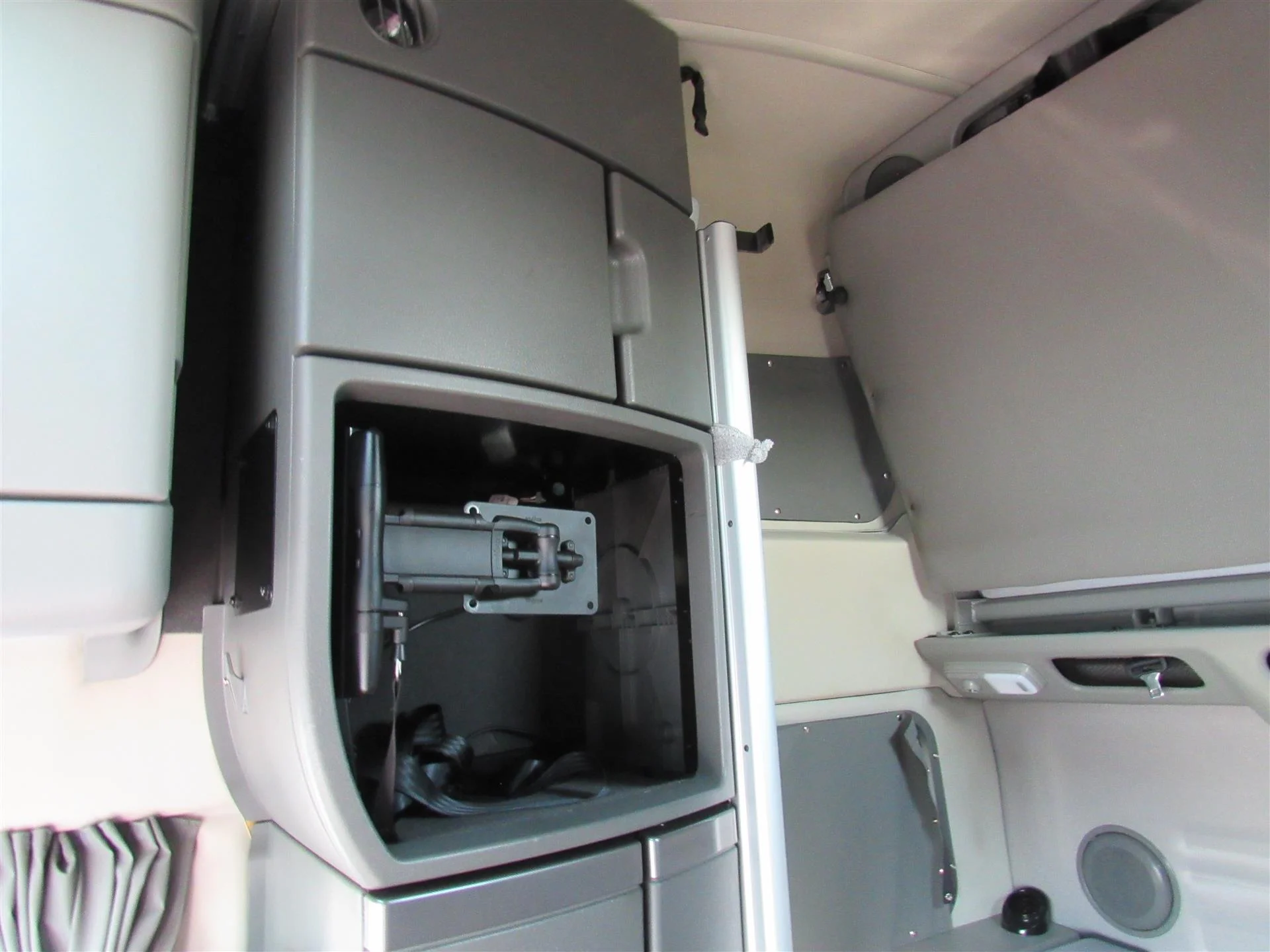 2022 Volvo VNL 860 in Kansas City, MO — photo 21