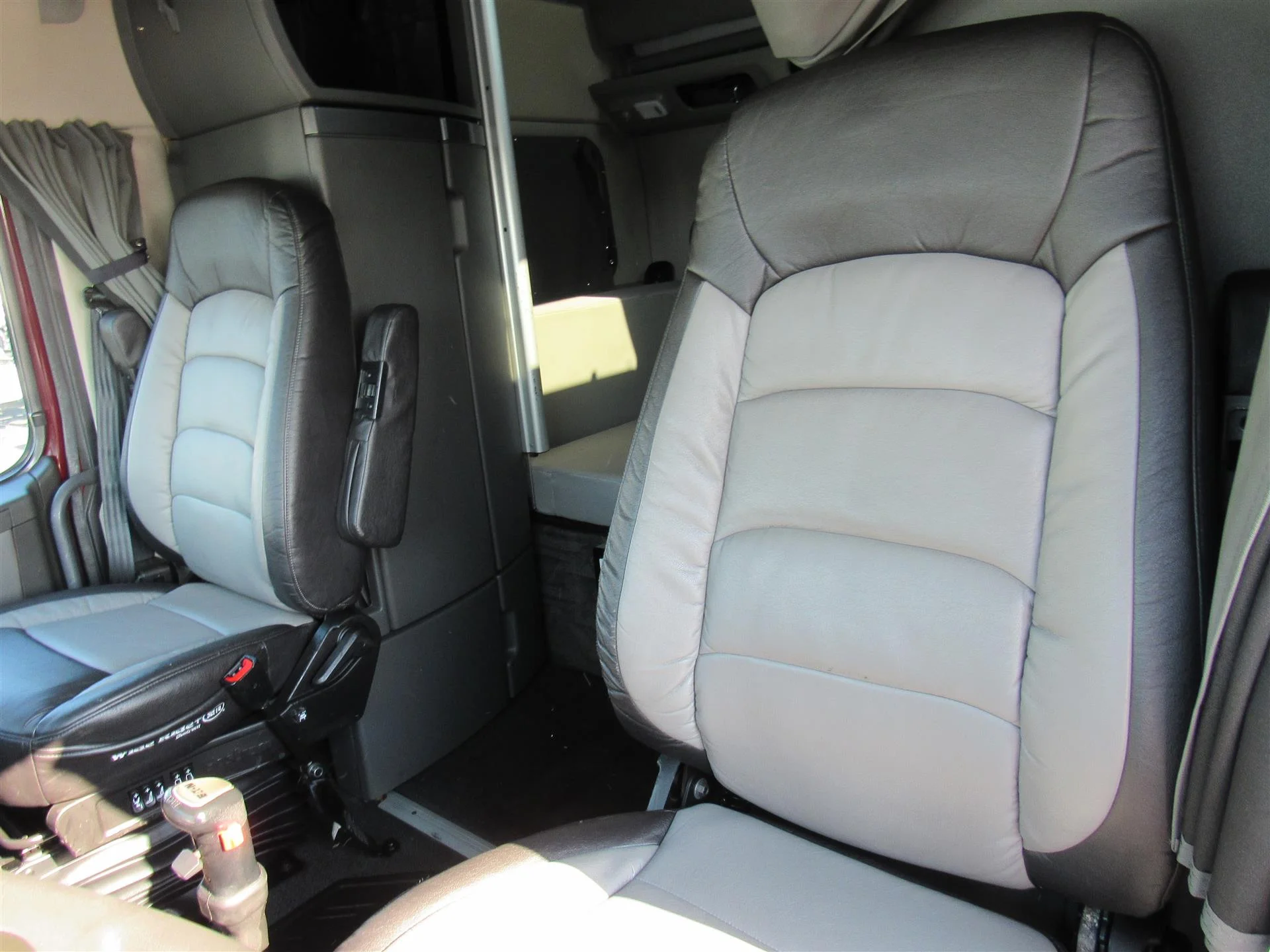 2022 Volvo VNL 860 in Kansas City, MO — photo 18