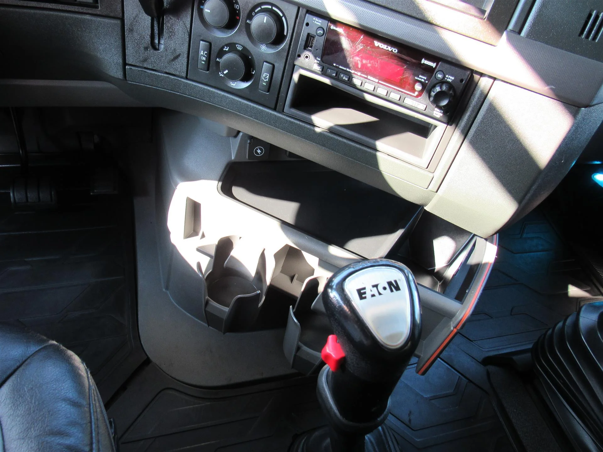 2022 Volvo VNL 860 in Kansas City, MO — photo 17