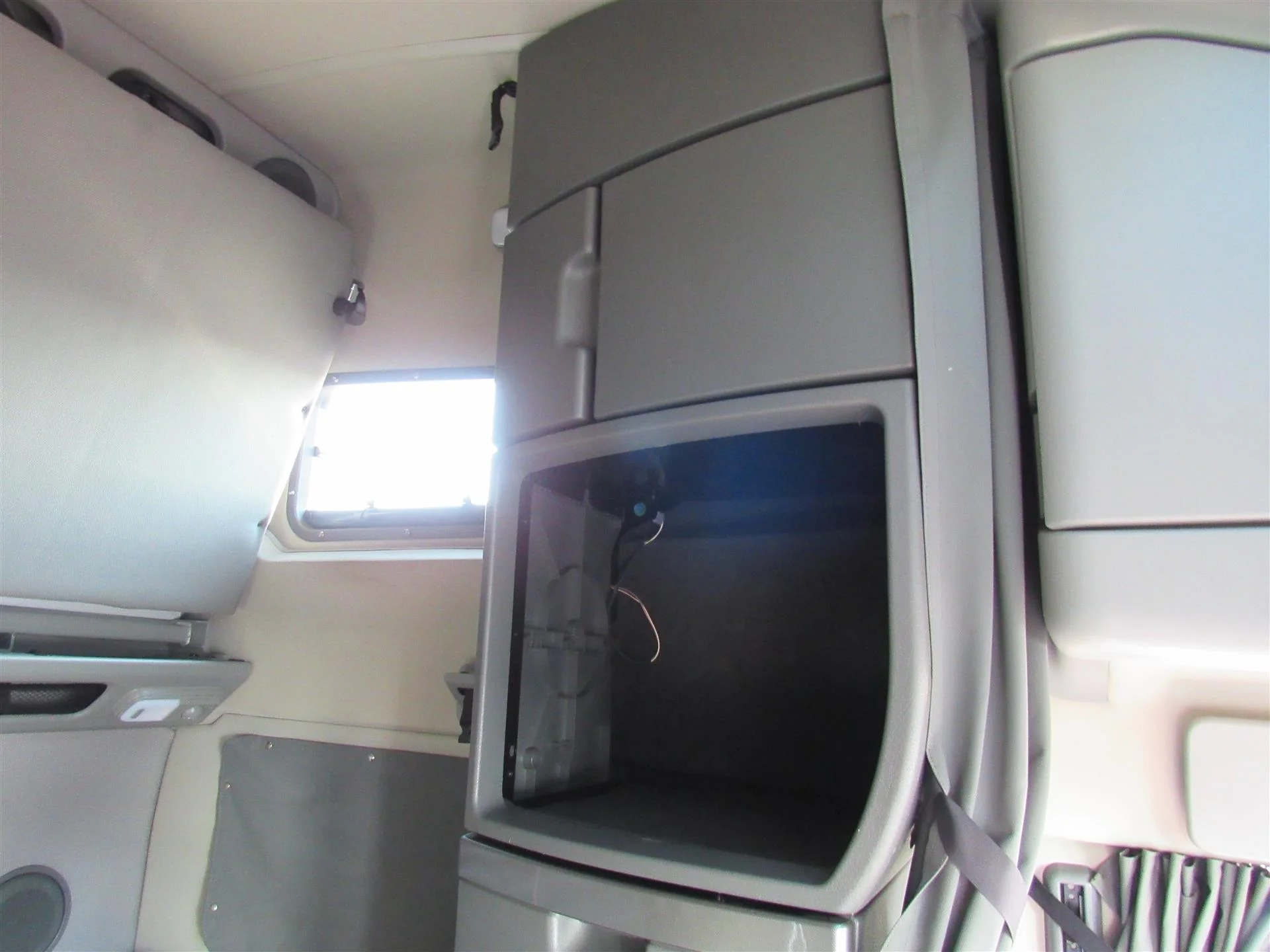 2022 Volvo VNL 860 in Kansas City, MO — photo 26