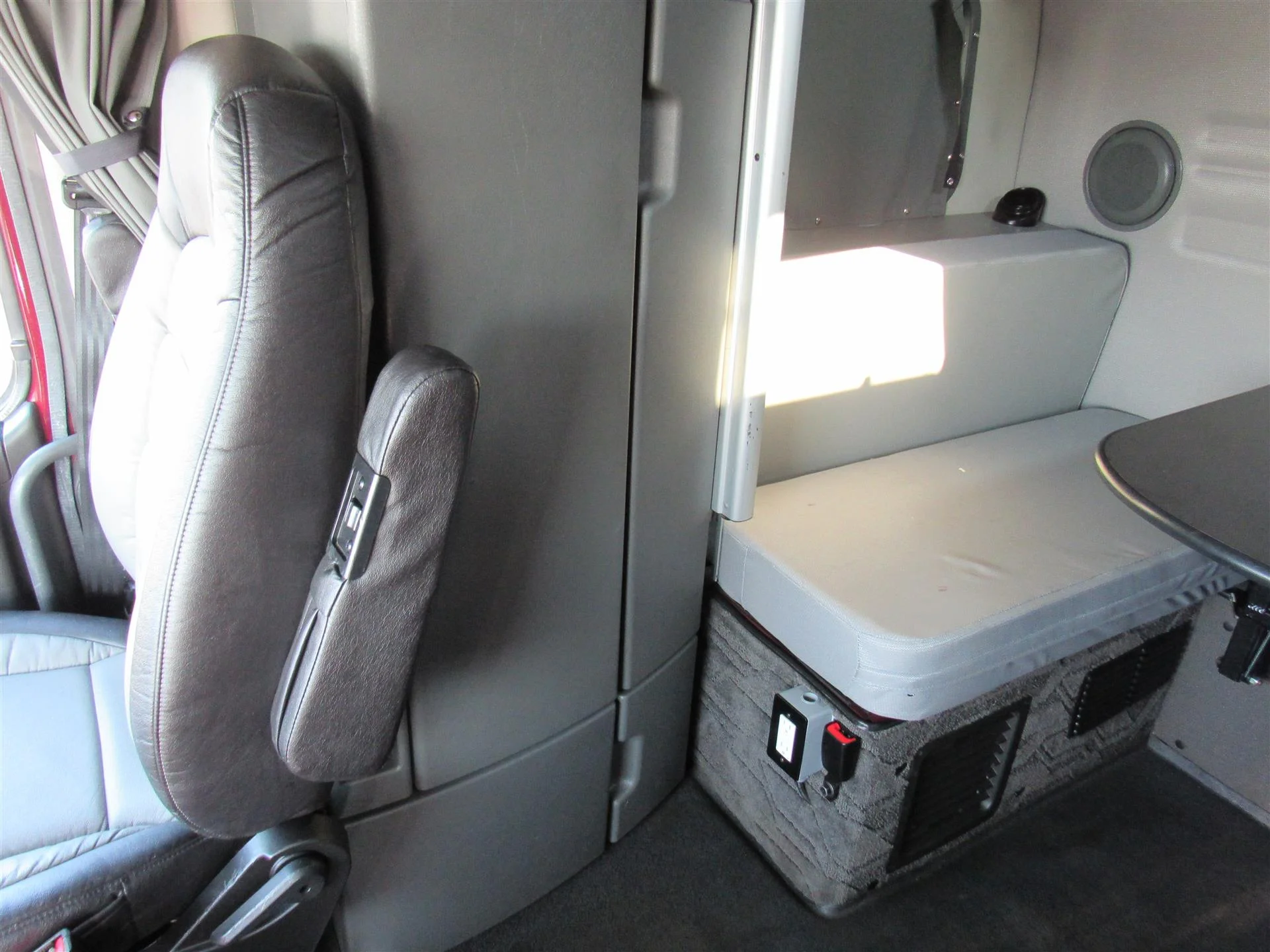 2022 Volvo VNL 860 in Kansas City, MO — photo 20