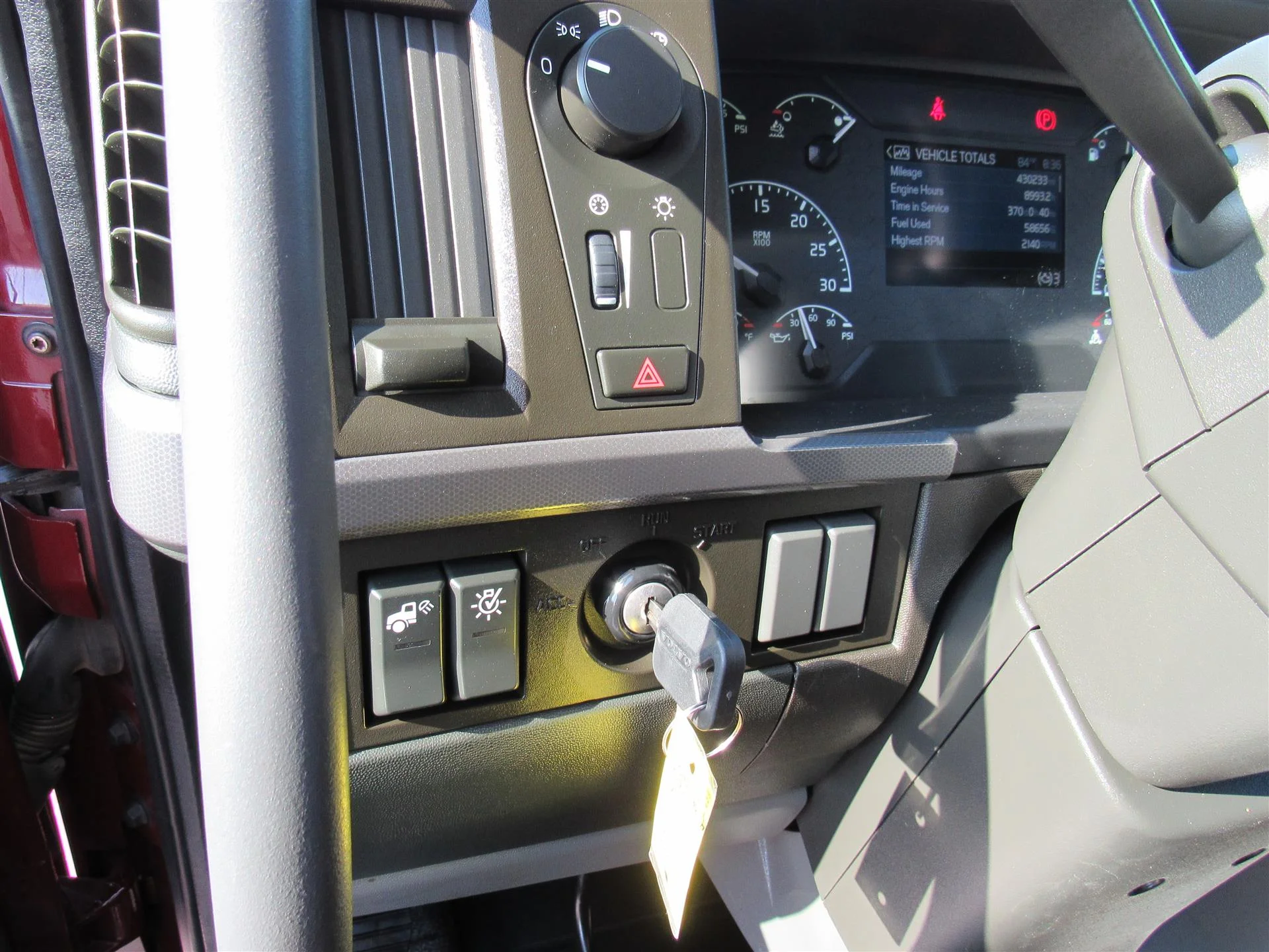 2022 Volvo VNL 860 in Kansas City, MO — photo 13