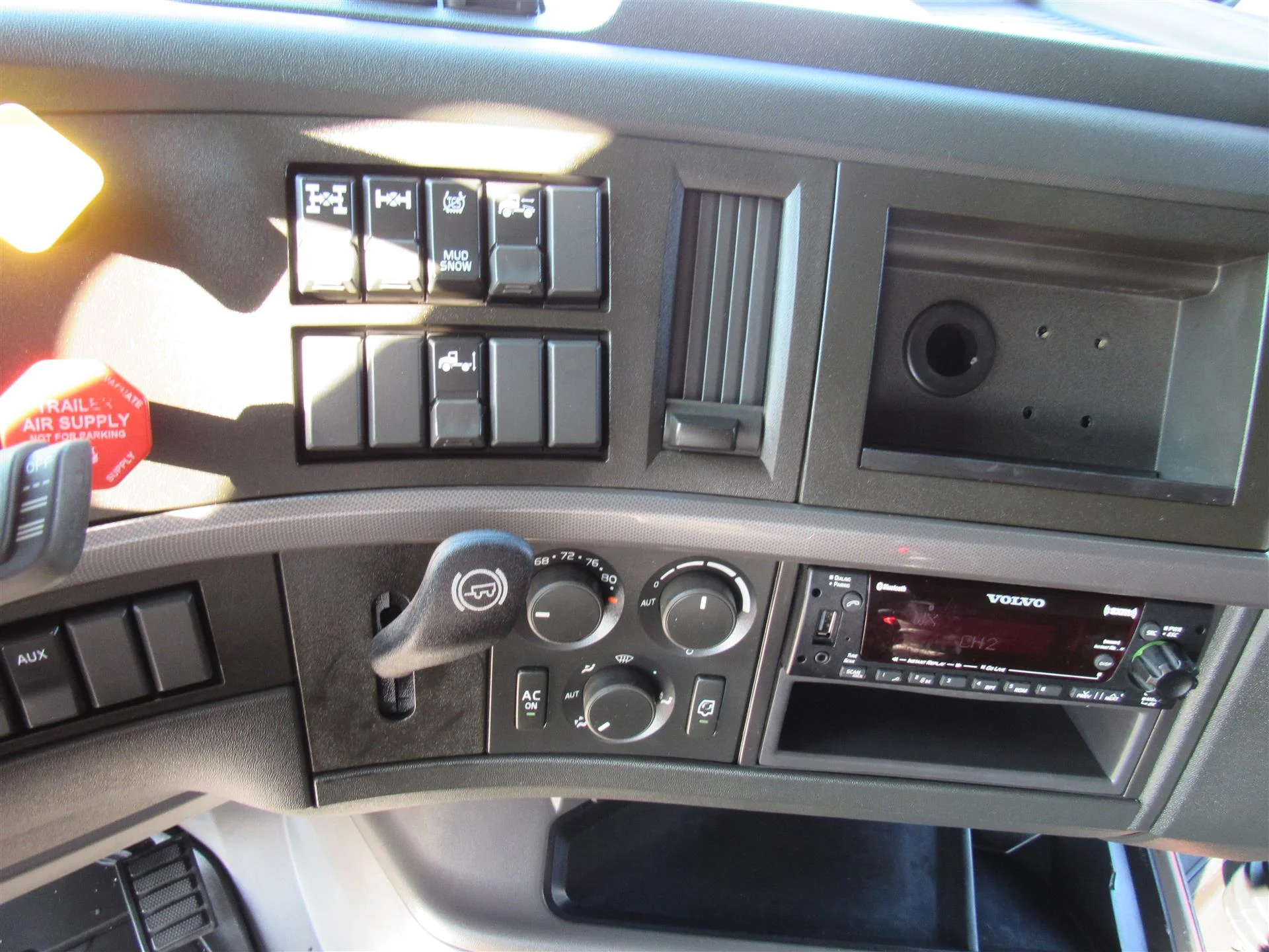 2022 Volvo VNL 860 in Kansas City, MO — photo 16