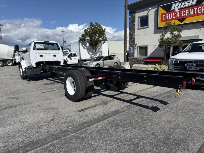 2027 Ford F-650 — photo 3