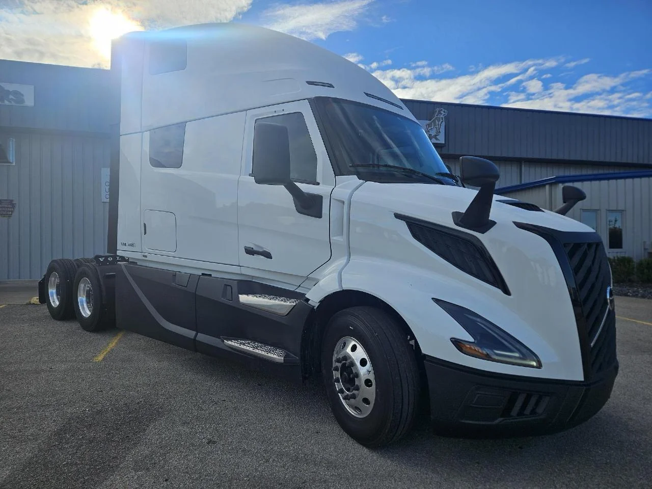 2026 Volvo VNL 860 in West Newton, PA — photo 2