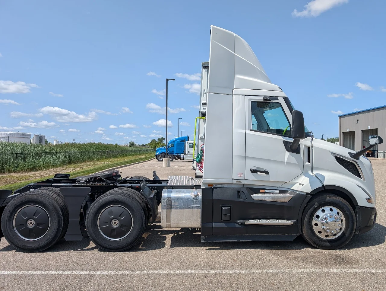2025 Volvo VNL 300 in Sterling Heights, MI — photo 7