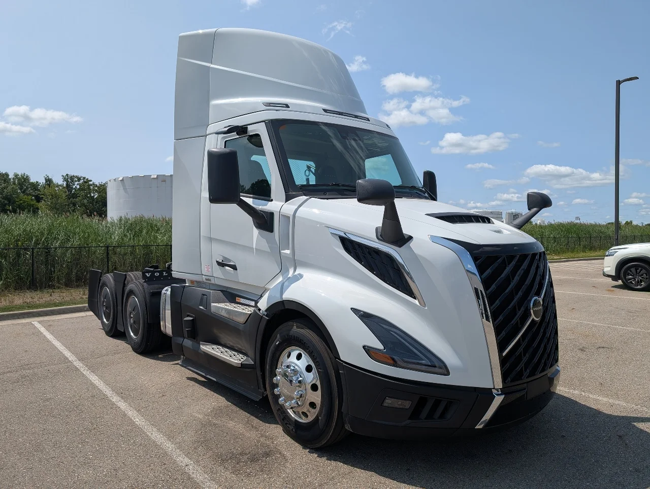 2025 Volvo VNL 300 in Sterling Heights, MI — photo 8