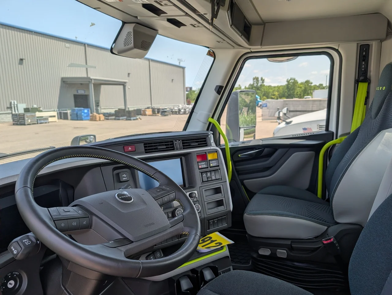 2025 Volvo VNL 300 in Sterling Heights, MI — photo 9