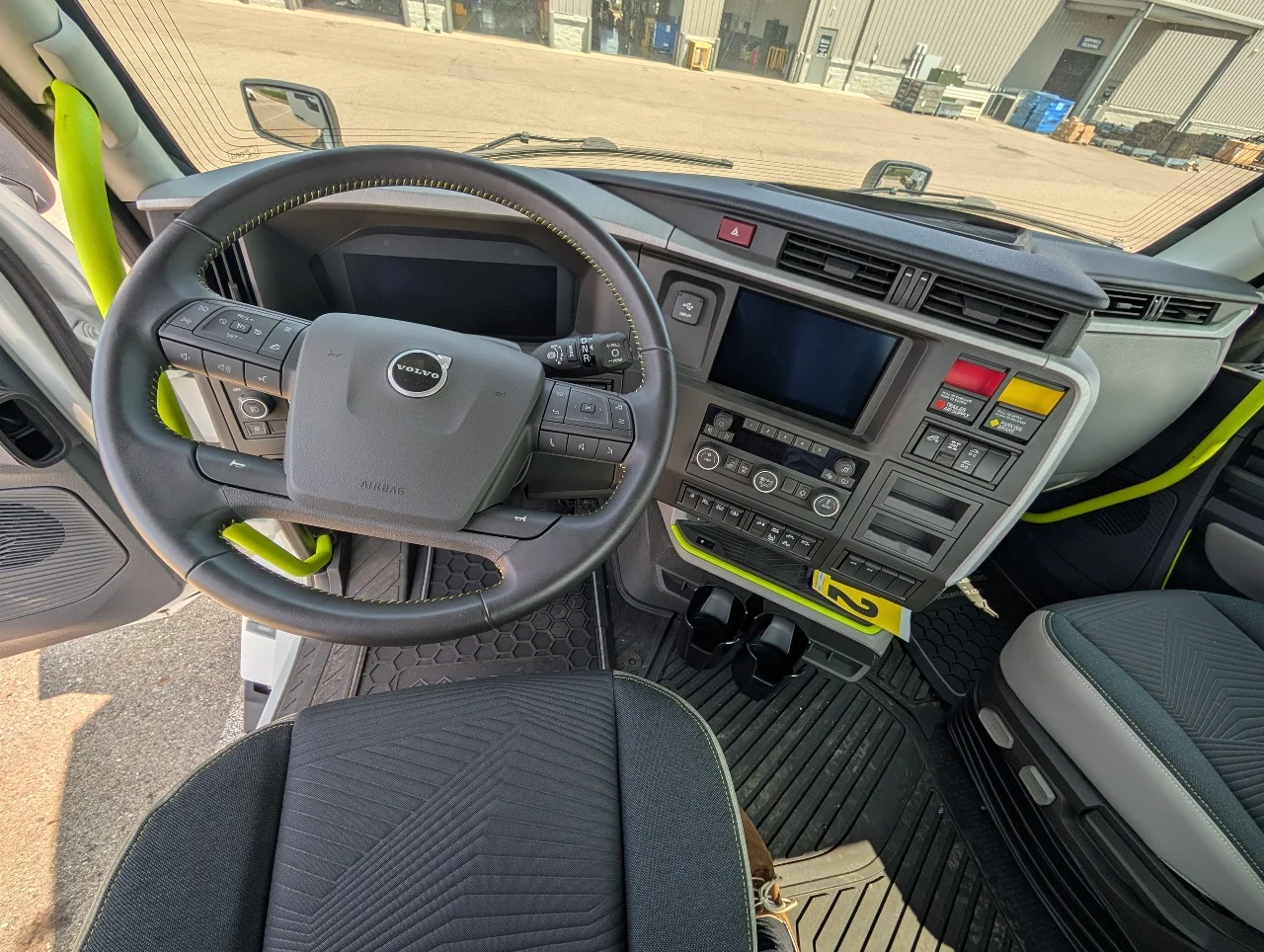 2025 Volvo VNL 300 in Sterling Heights, MI — photo 10