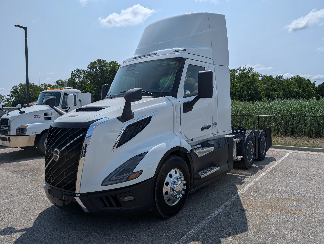 2025 Volvo VNL 300 in Sterling Heights, MI — photo 2