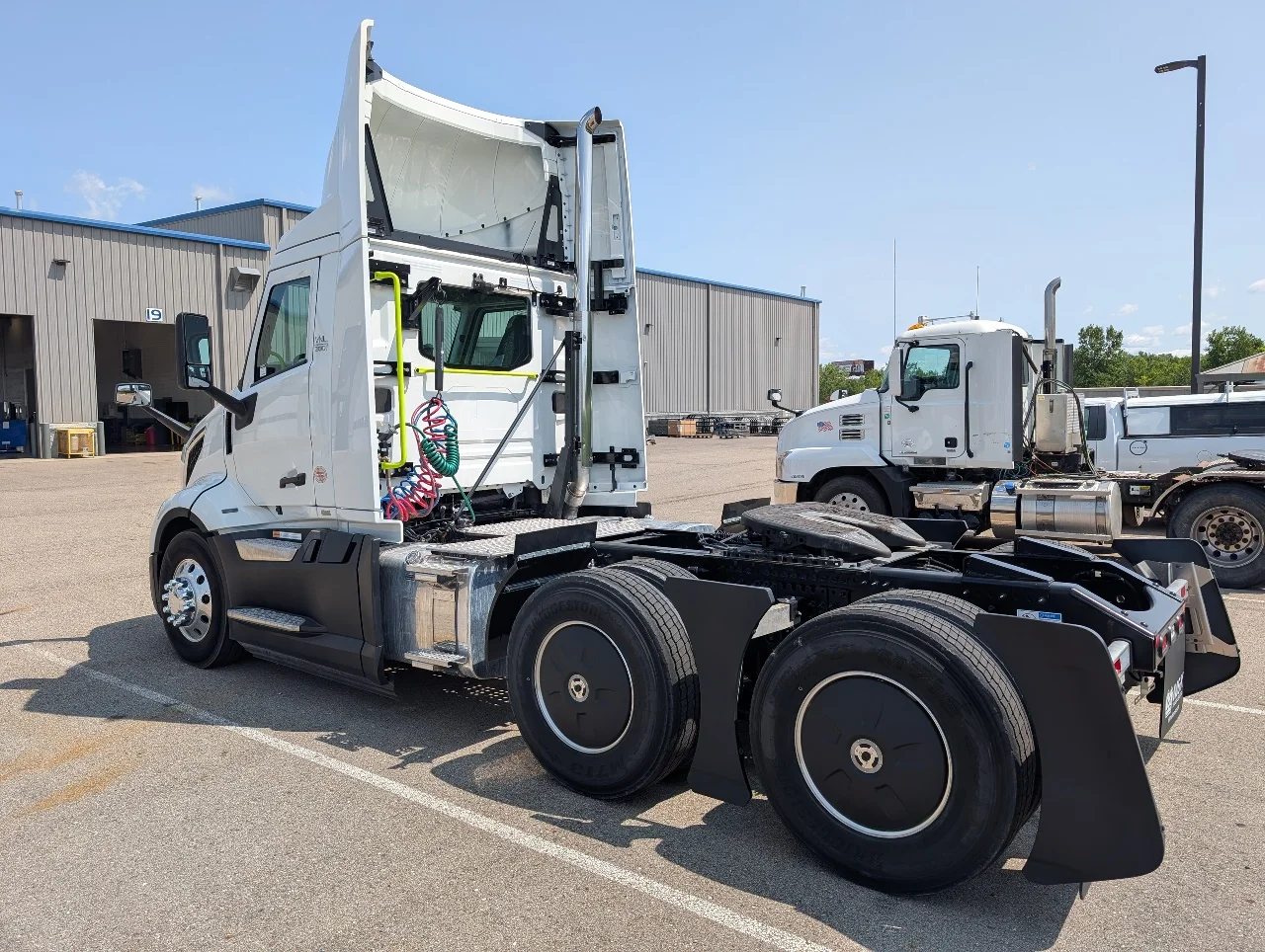 2025 Volvo VNL 300 in Sterling Heights, MI — photo 4