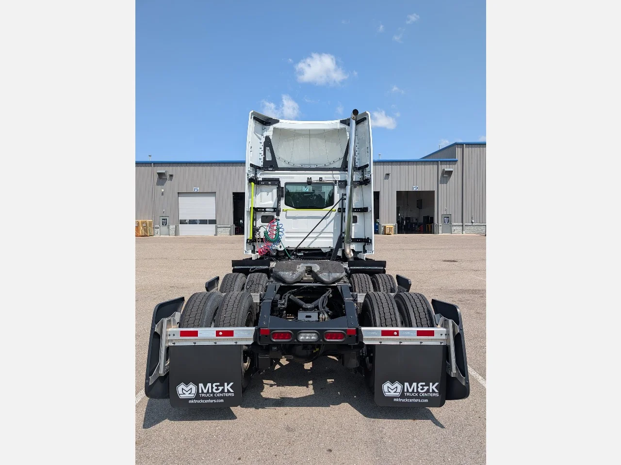 2025 Volvo VNL 300 in Sterling Heights, MI — photo 5