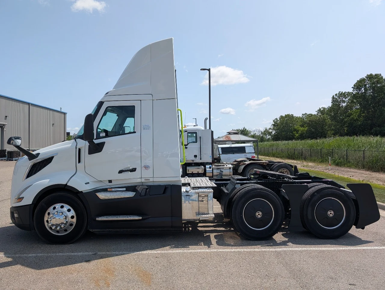 2025 Volvo VNL 300 in Sterling Heights, MI — photo 3