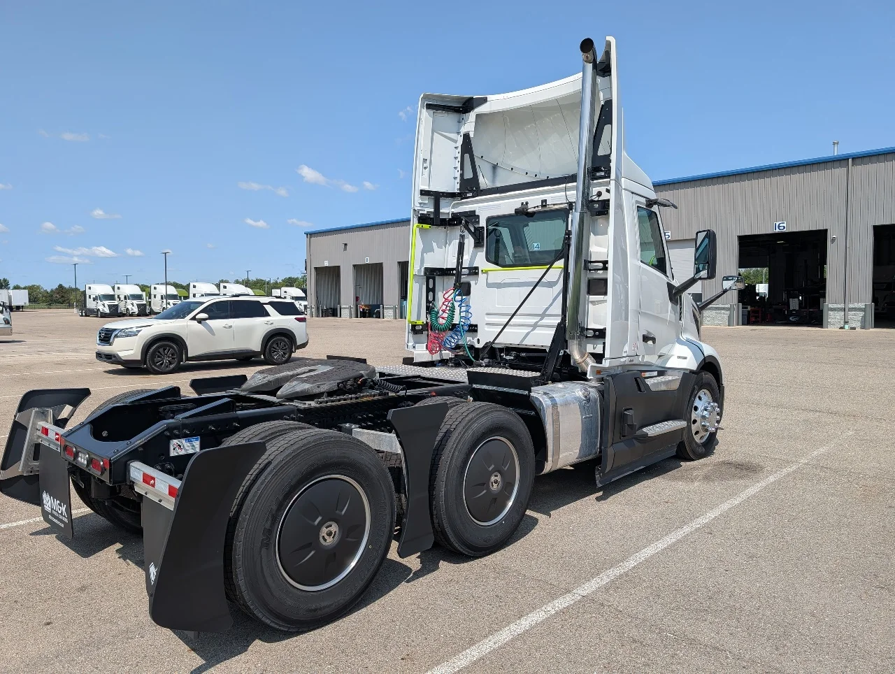 2025 Volvo VNL 300 in Sterling Heights, MI — photo 6