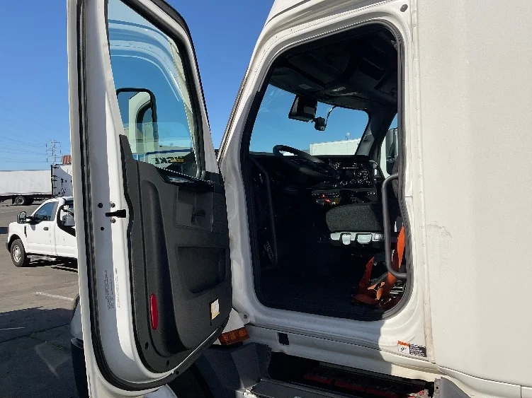 2023 Freightliner Cascadia - image 9