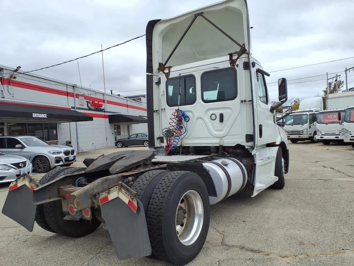2019 Freightliner Cascadia - image 4