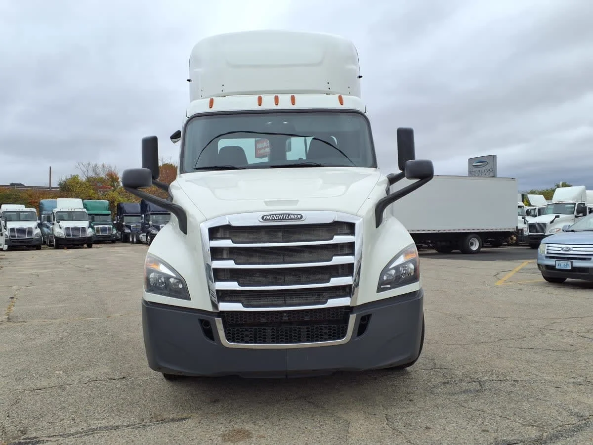 2019 Freightliner Cascadia - image 2