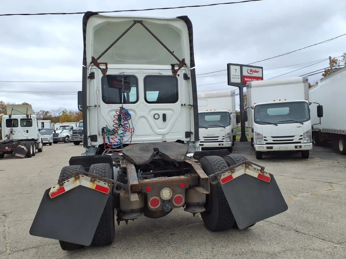 2019 Freightliner Cascadia - image 5
