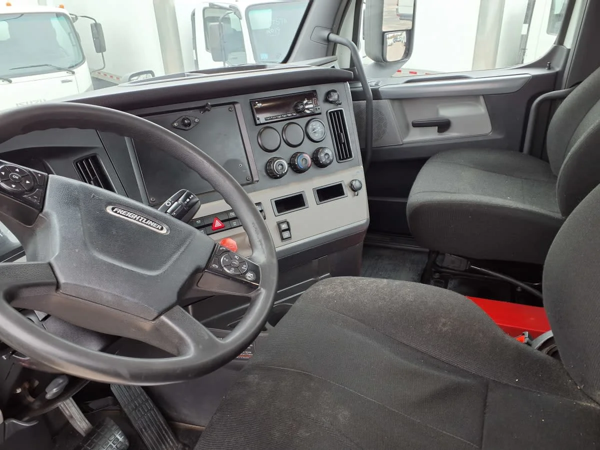 2019 Freightliner Cascadia - image 7