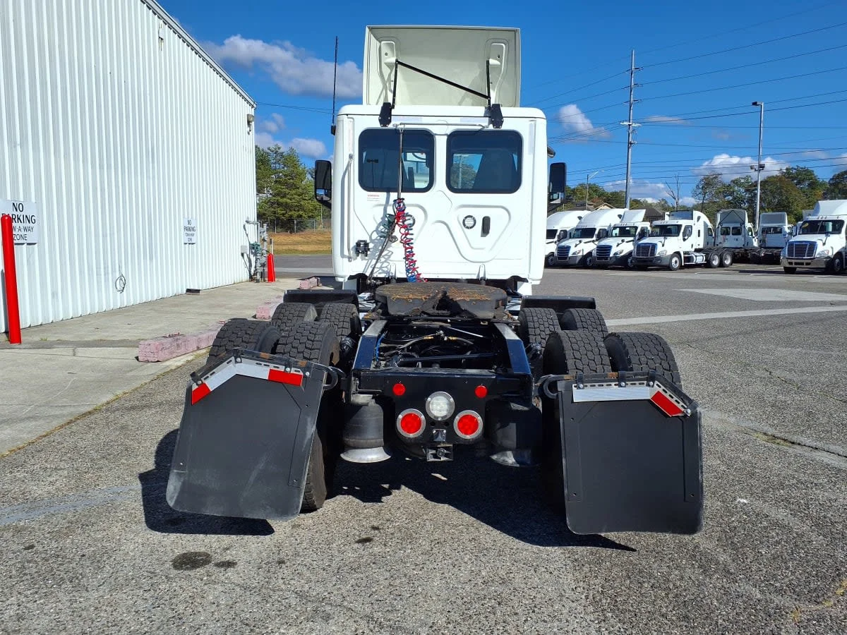 2022 Freightliner Cascadia - image 5