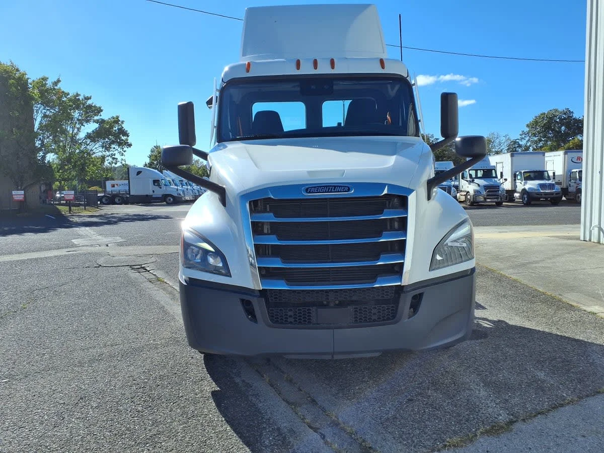 2022 Freightliner Cascadia - image 2