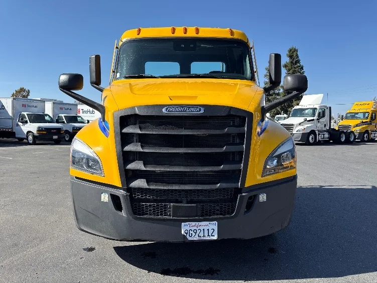 2022 Freightliner Cascadia - image 2