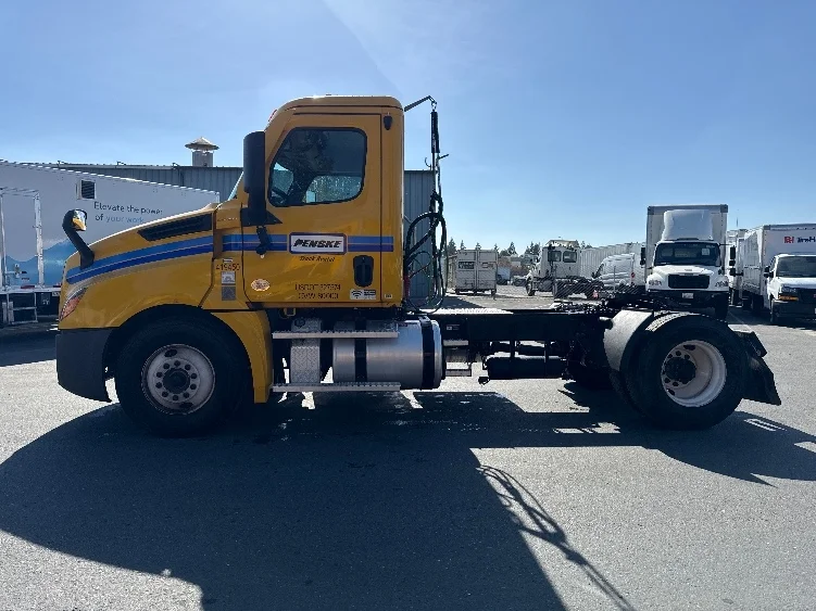 2022 Freightliner Cascadia - image 4