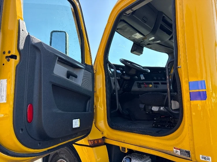 2022 Freightliner Cascadia - image 9