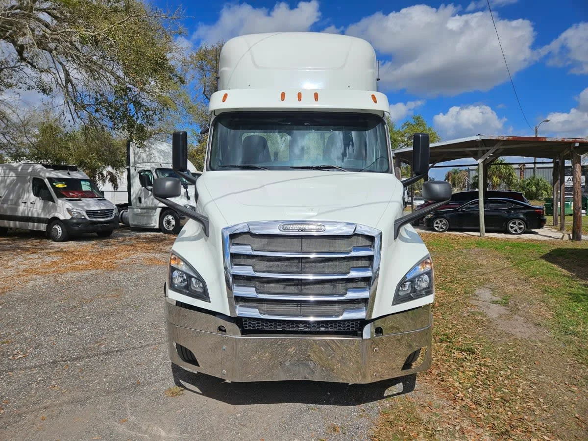 2019 Freightliner Cascadia in Orlando, FL — photo 2
