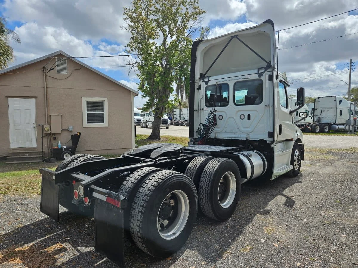 2019 Freightliner Cascadia in Orlando, FL — photo 4