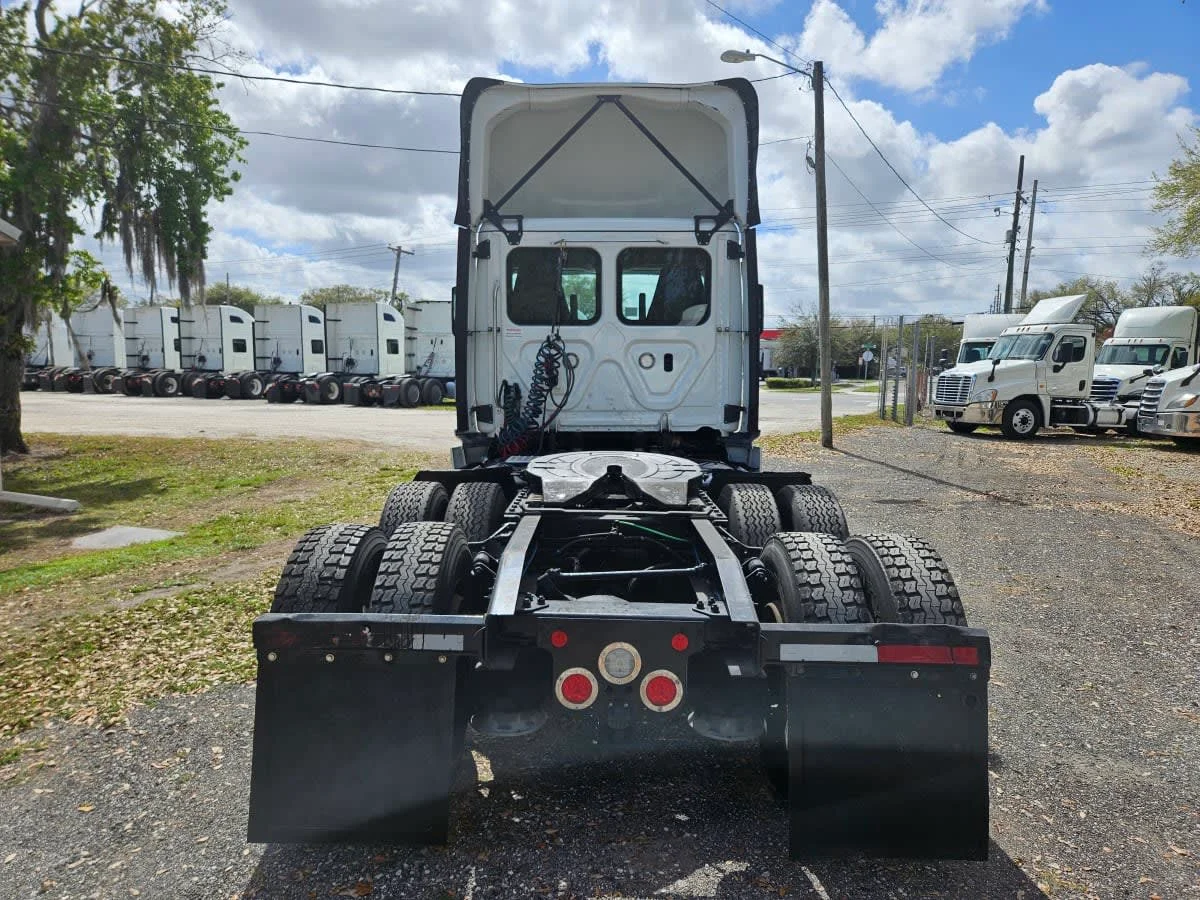 2019 Freightliner Cascadia in Orlando, FL — photo 5