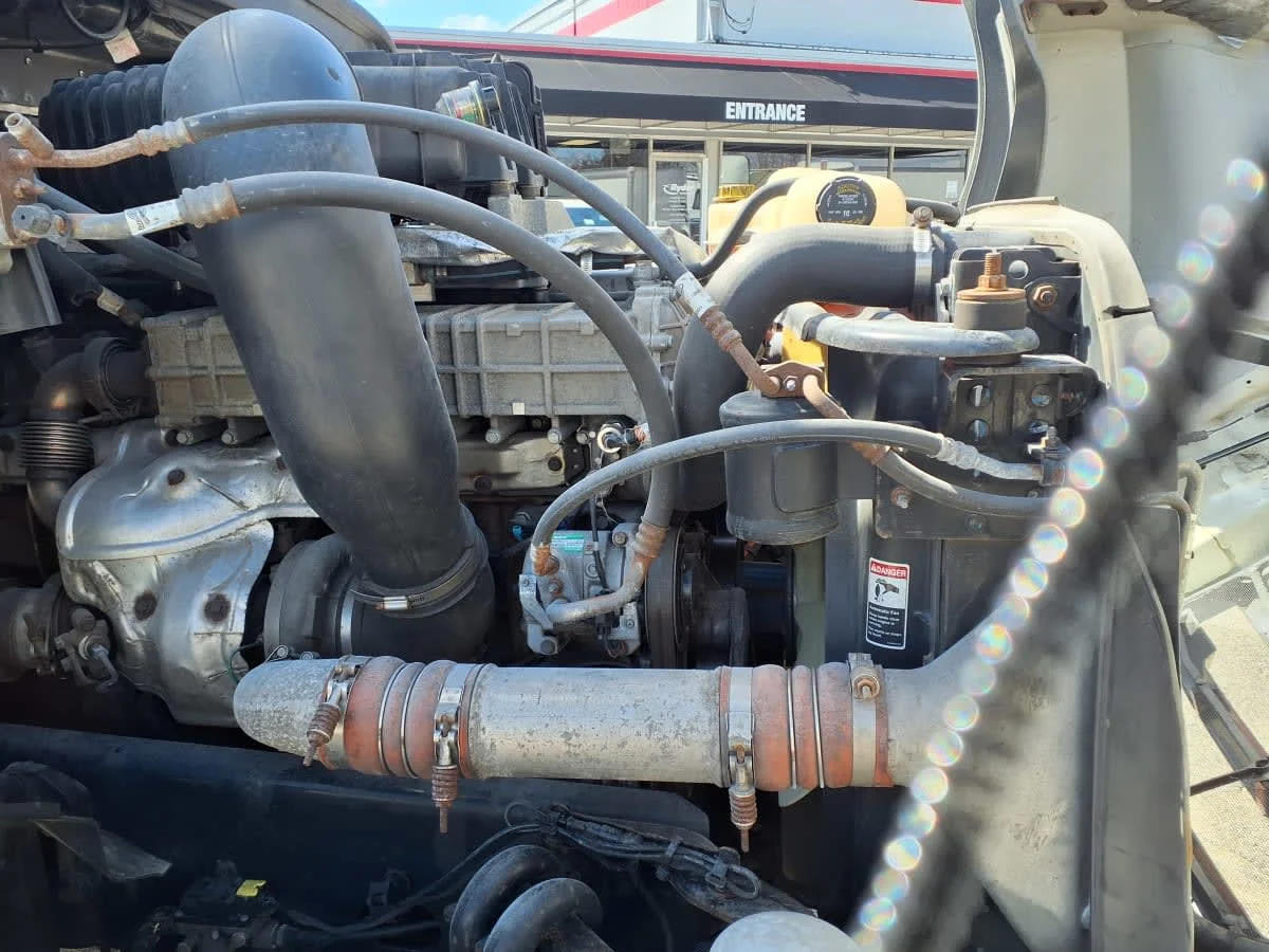 2019 Freightliner Cascadia - image 9