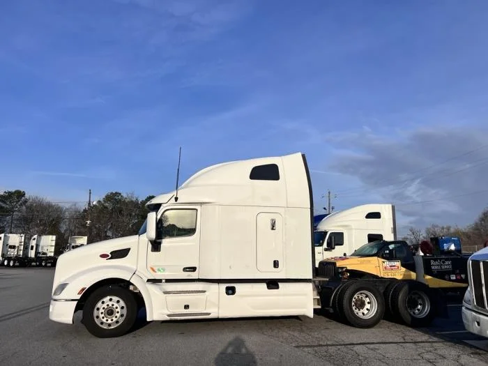 2022 Peterbilt 579 - image 2