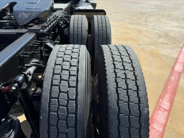 2018 Volvo VNR 640 in Wichita, KS — photo 8