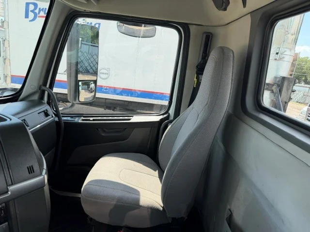 2018 Volvo VNR 640 in Wichita, KS — photo 14