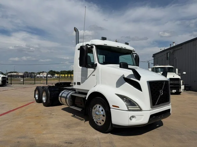 2018 Volvo VNR 640 in Wichita, KS — photo 2