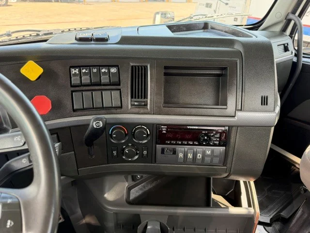 2018 Volvo VNR 640 in Wichita, KS — photo 12