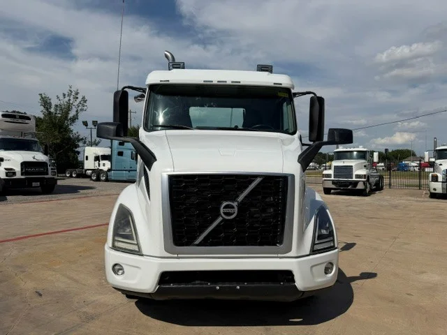 2018 Volvo VNR 640 in Wichita, KS — photo 3