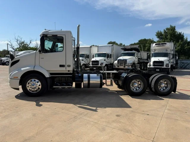 2018 Volvo VNR 640 in Wichita, KS — photo 4