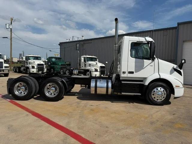 2018 Volvo VNR 640 in Wichita, KS — photo 5