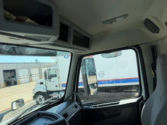 2018 Volvo VNR 640 in Wichita, KS — photo 15