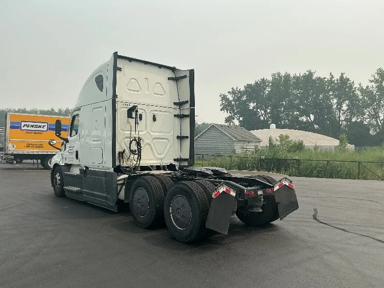 2022 Freightliner Cascadia in La Porte, IN — photo 5