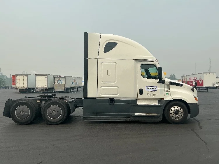 2022 Freightliner Cascadia in La Porte, IN — photo 8