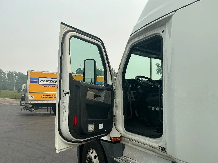 2022 Freightliner Cascadia in La Porte, IN — photo 9