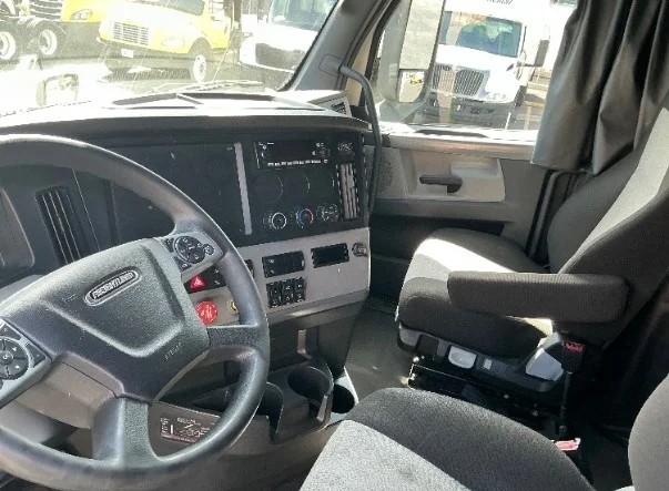 2022 Freightliner Cascadia in La Porte, IN — photo 10