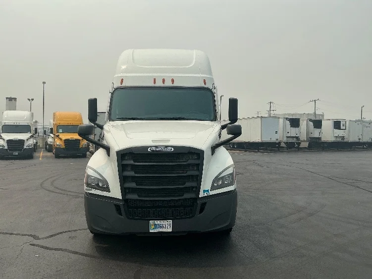 2022 Freightliner Cascadia in La Porte, IN — photo 2