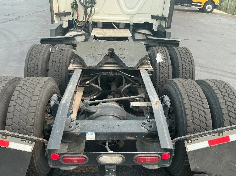 2022 Freightliner Cascadia in La Porte, IN — photo 6