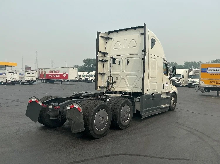 2022 Freightliner Cascadia in La Porte, IN — photo 7