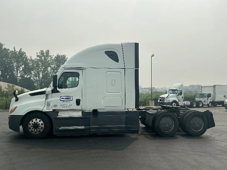 2022 Freightliner Cascadia in La Porte, IN — photo 4